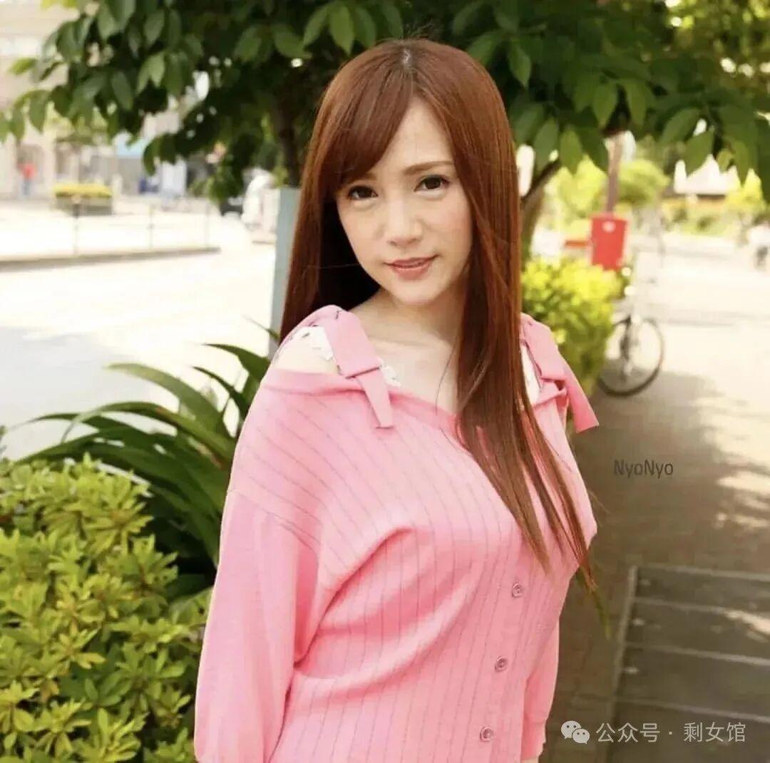 街头钢琴：路人即兴弹奏惊艳全场 - 公么大龟弄得我好舒服第一